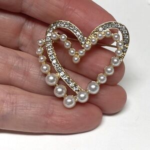 Brooch- double hearts of rhinestones and pearl beads, NIP, about 1.25”